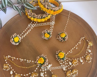 Conjunto de joyas florales Haldi: Jhumkas, Tikka y piezas de mano