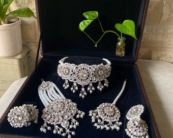 Gargantilla completa de plata con grandes jhumkas, tikka y jhumaar.