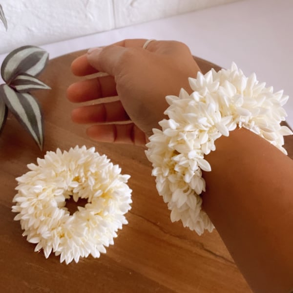Hand gajras / white flower / floral jewelry / flower jewelry / haldi jewelry / Mayoon jewelry / indian floral jewelry