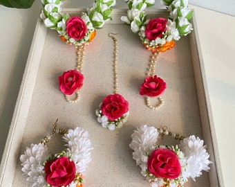Conjunto de joyas florales: Haldi Mendhi Jhumkas Tikka