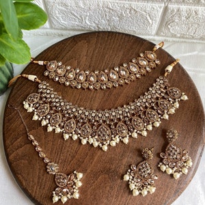 Conjunto de novia de dos capas de oro antiguo, gargantilla, pendientes y perlas tikka polki