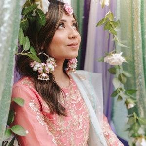 Blumenschmuck /Blume / Haldi / Mayoon / Mendhi / Jhumkas / Ohrringe / Tikka / Pakistanisch / Indisch / rosa weiß / Desi / traditionell