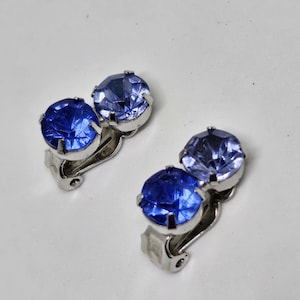 Pendientes vintage de cristal azul con clip y diamantes de imitación en tono plateado