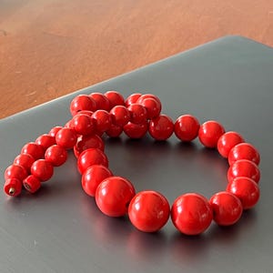 Rote heiße abgestufte Halskette Bold große Perlenaussage Weinlesehalskette Bunt retro Schmuck