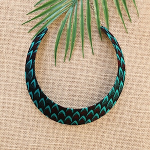 Bantu-Halskette, türkisfarbene Schuppen aus Wax, afrikanische Halskette, Wax-Halskette, grüne Halskette, afrikanischer Schmuck, Wax-Schmuck, Damenschmuck, afrikanischer Stoff