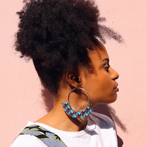 Wassa-Creolen, Wachs mit blauen Schuppen, Edelstahl, afrikanische Ohrringe, Damenschmuck, Wax-Schmuck, Wax-Creolen, afrikanischer Stoff