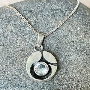 Collar modernista de Karl Laine, colgante de plata vintage finlandés con piedra de cuarzo, joyería escandinava de Sten & Laine, Finlandia.