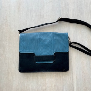 Vegan Ledertasche, Kunstleder und Wildleder Tasche in Schwarz und Blau, Kleine Crossbody Schultertasche, Geschenk für Sie