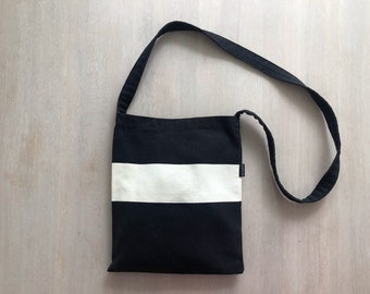 バッグ marimekko kivet messenger bag Marimekko Kivet Canvas Crossbody Bag: Black & White Finnish