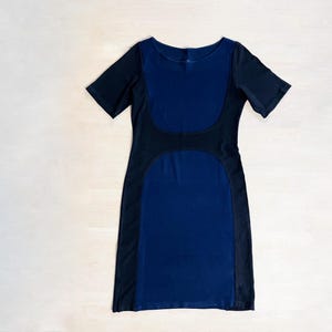 Nanso Colorblock Bodycon Kleid: Schwarz & Navy Stretch Workwear (Größe S)
