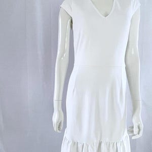 Weißes Kleid mit Rüschensaum: Anna Field V-Ausschnitt Sommer Hochzeitsgast Kleid, Größe M