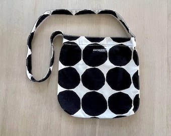 バッグ marimekko kivet messenger bag Marimekko Kivet Crossbody Bag, Black & Grey Dot Print