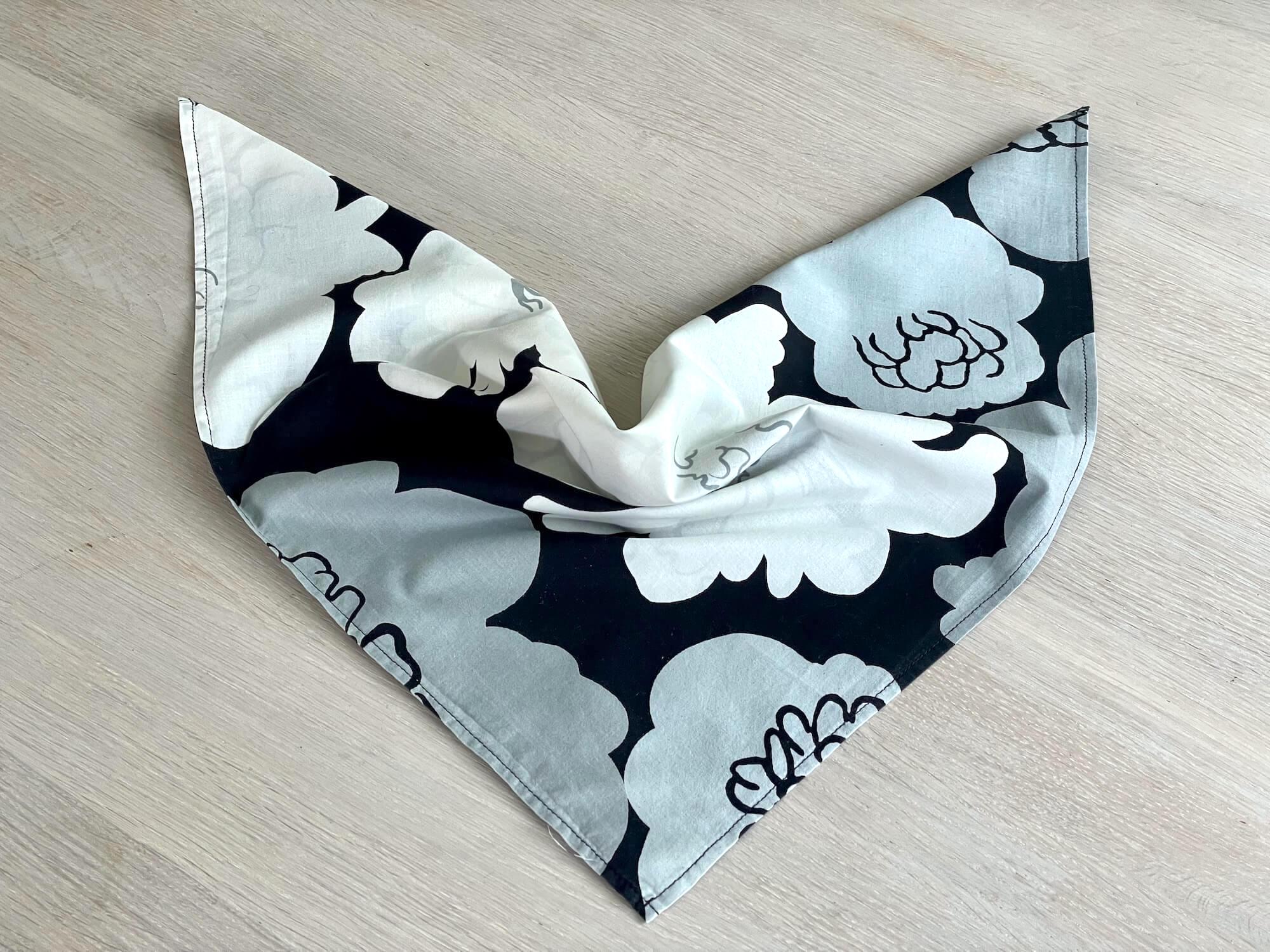 【美品】MUUMIT sarjakuvaklassikot I（フィンランド語） Marimekko Flower Scarf, Black, Grey and White Bandana Scarf