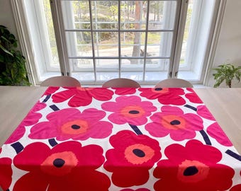 Marimekko Unikko テーブルクロス、赤とピンクのポピープリント