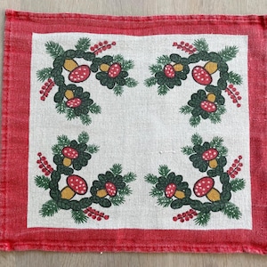 Kleine Tischdecke mit Pilzen, Finnland, Vintage Weihnachtsdecke, Fliegenpilz Dekor