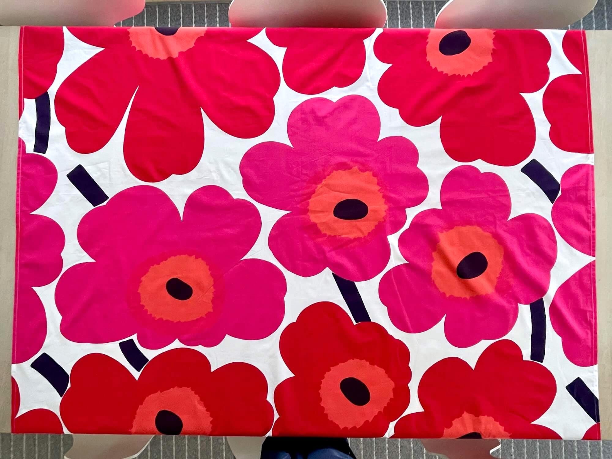 Marimekko Unikko テーブルクロス、赤とピンクのポピープリント