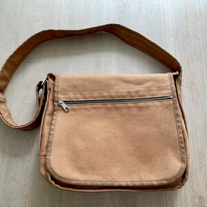 Sac messager Marimekko en toile marron clair, sac à bandoulière vintage, sacoche unisexe avec rabat zippé sur le devant, sac au design finlandais minimaliste