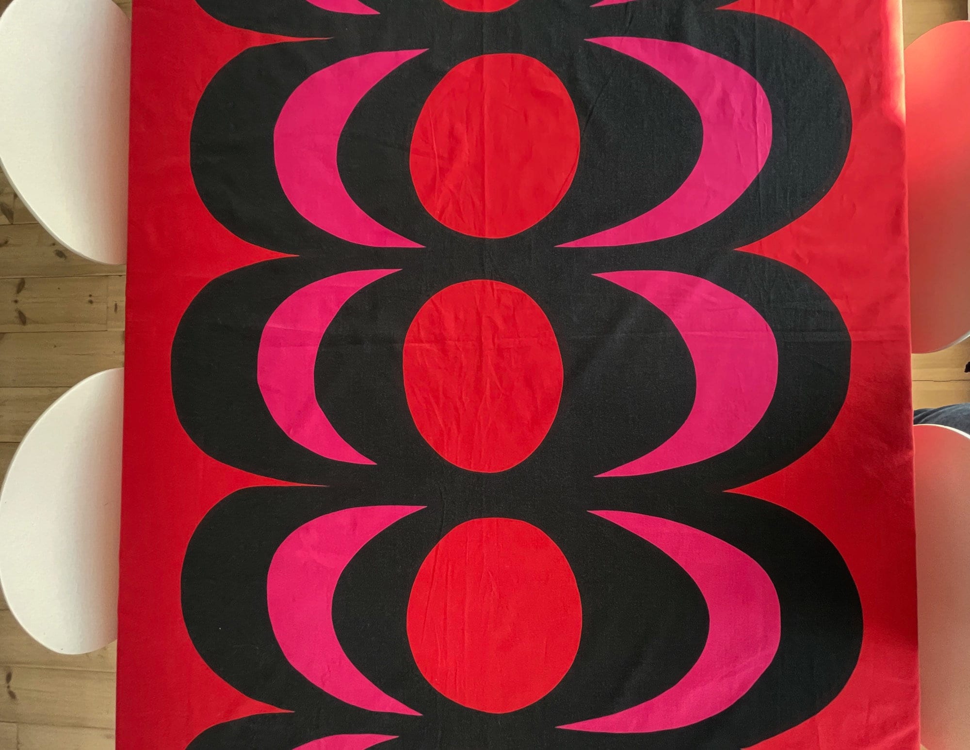 ヴィンテージマリメッコ カイヴォ生地テーブルクロス：赤の幾何学模様