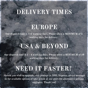 Pode incluir: Texto branco sobre um fundo escuro e texturizado. Fornece informa&ccedil;&otilde;es sobre os tempos de entrega para a Europa e os EUA e al&eacute;m, com op&ccedil;&otilde;es de envio mais r&aacute;pido via DHL Express. O texto &eacute; dividido em se&ccedil;&otilde;es.