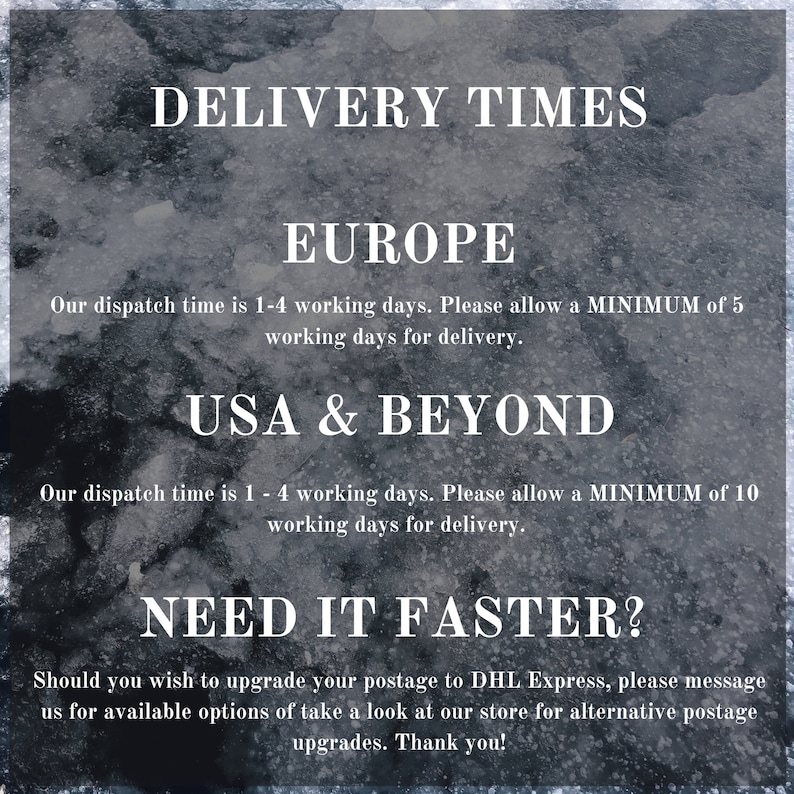 Pode incluir: Texto branco sobre um fundo escuro e texturizado. Fornece informa&ccedil;&otilde;es sobre os tempos de entrega para a Europa e os EUA e al&eacute;m, com op&ccedil;&otilde;es de envio mais r&aacute;pido via DHL Express. O texto &eacute; dividido em se&ccedil;&otilde;es.