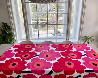 Marimekko Unikko テーブルクロス、赤とピンクのポピープリント