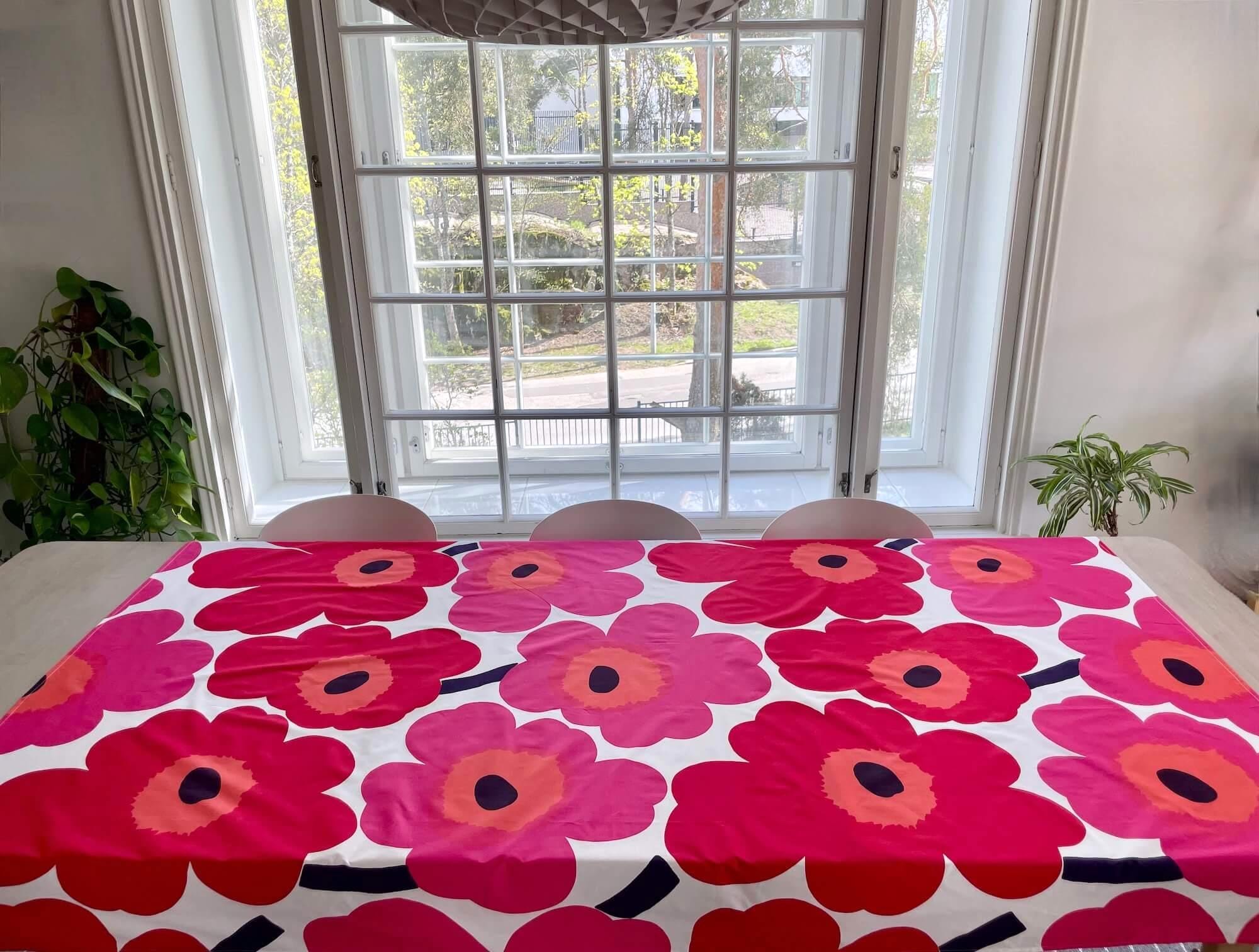 Marimekko Unikko テーブルクロス、赤とピンクのポピープリント