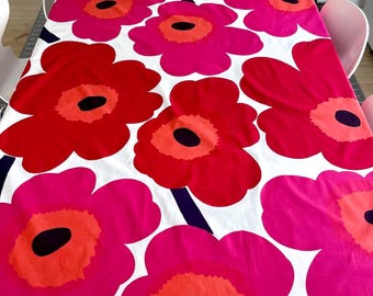Marimekko Unikko テーブルクロス、赤とピンクのポピープリント