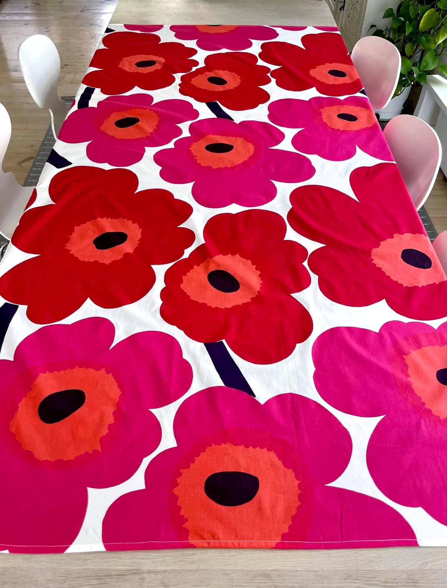 Marimekko Unikko テーブルクロス、赤とピンクのポピープリント