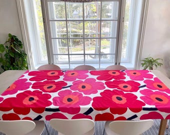 Marimekko Unikko テーブルクロス、赤とピンクのポピープリント