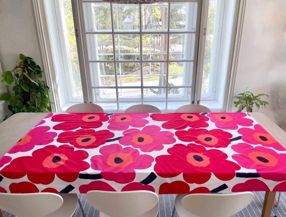 Marimekko Unikko テーブルクロス、赤とピンクのポピープリント