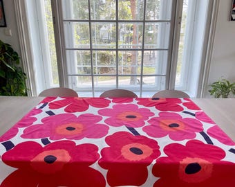 Marimekko Unikko テーブルクロス、赤とピンクのポピープリント