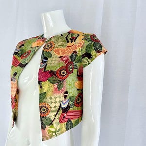 ハンドメイドのカラフルなアフリカンプリントボレロジャケット - キャップスリーブのクロップド丈コットントップス、女性らしい体型と花柄、XS/S