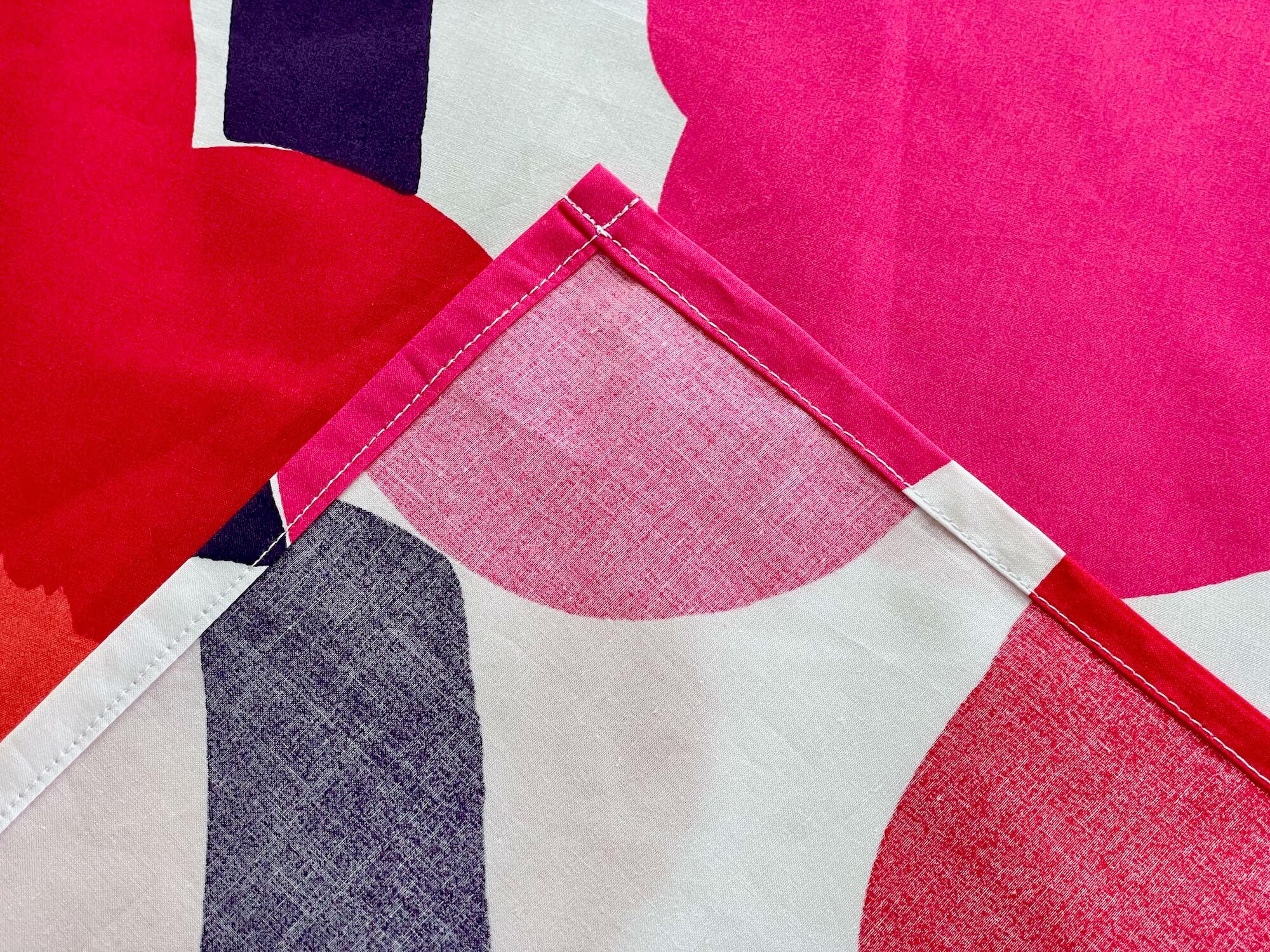 Marimekko Unikko テーブルクロス、赤とピンクのポピープリント