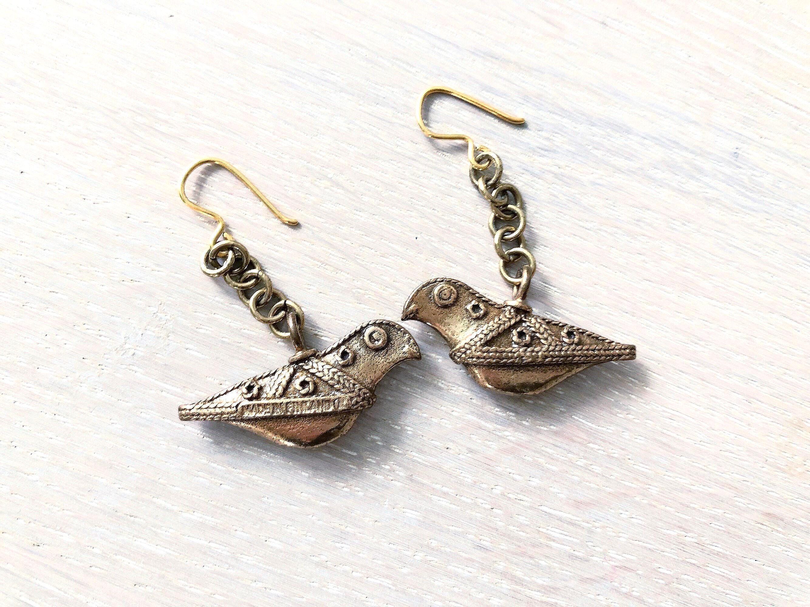 Kalevala Jewelryのバードイヤリング、ブロンズフックイヤリング 