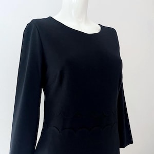 Vestido negro corto de Banana Republic, talla 2, con detalle festoneado y mangas 3/4. Elegante vestido minimalista para cóctel o trabajo.