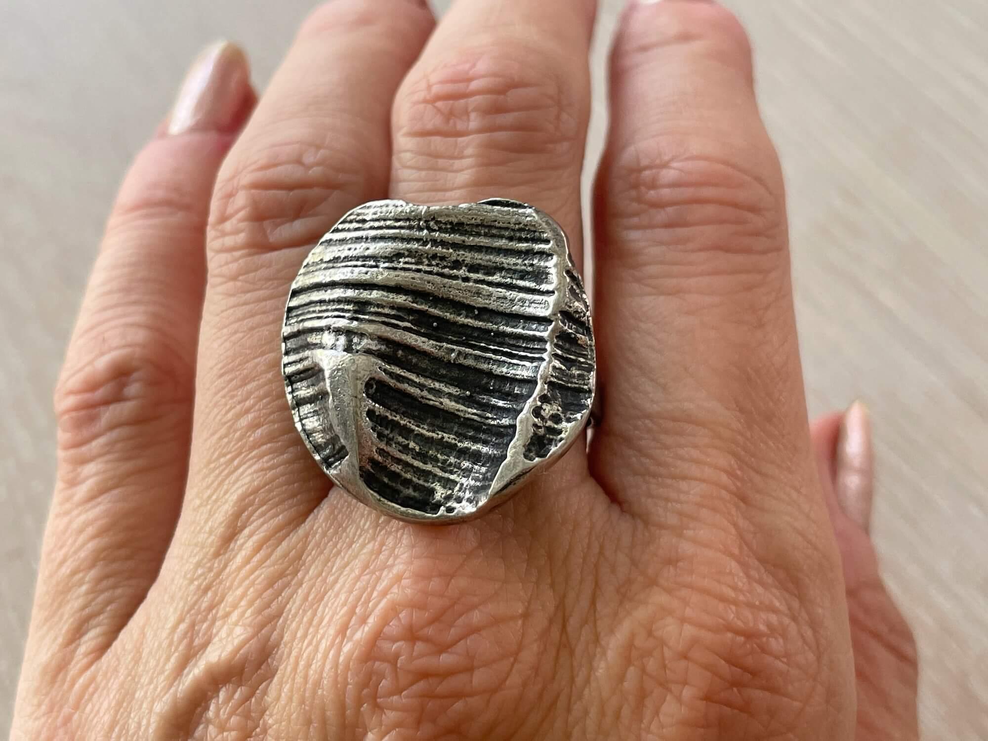 酸化ピューターのステートメントリング：調節可能なブルータリスト