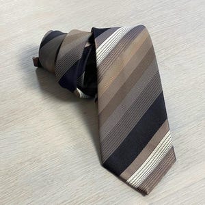 Vintage 70er Jahre braun gestreifte Krawatte, Retro Krawatte, Erdfarben Polyester Krawatte, Marke Herren, diagonales Streifen Muster, Geschenk für Ihn