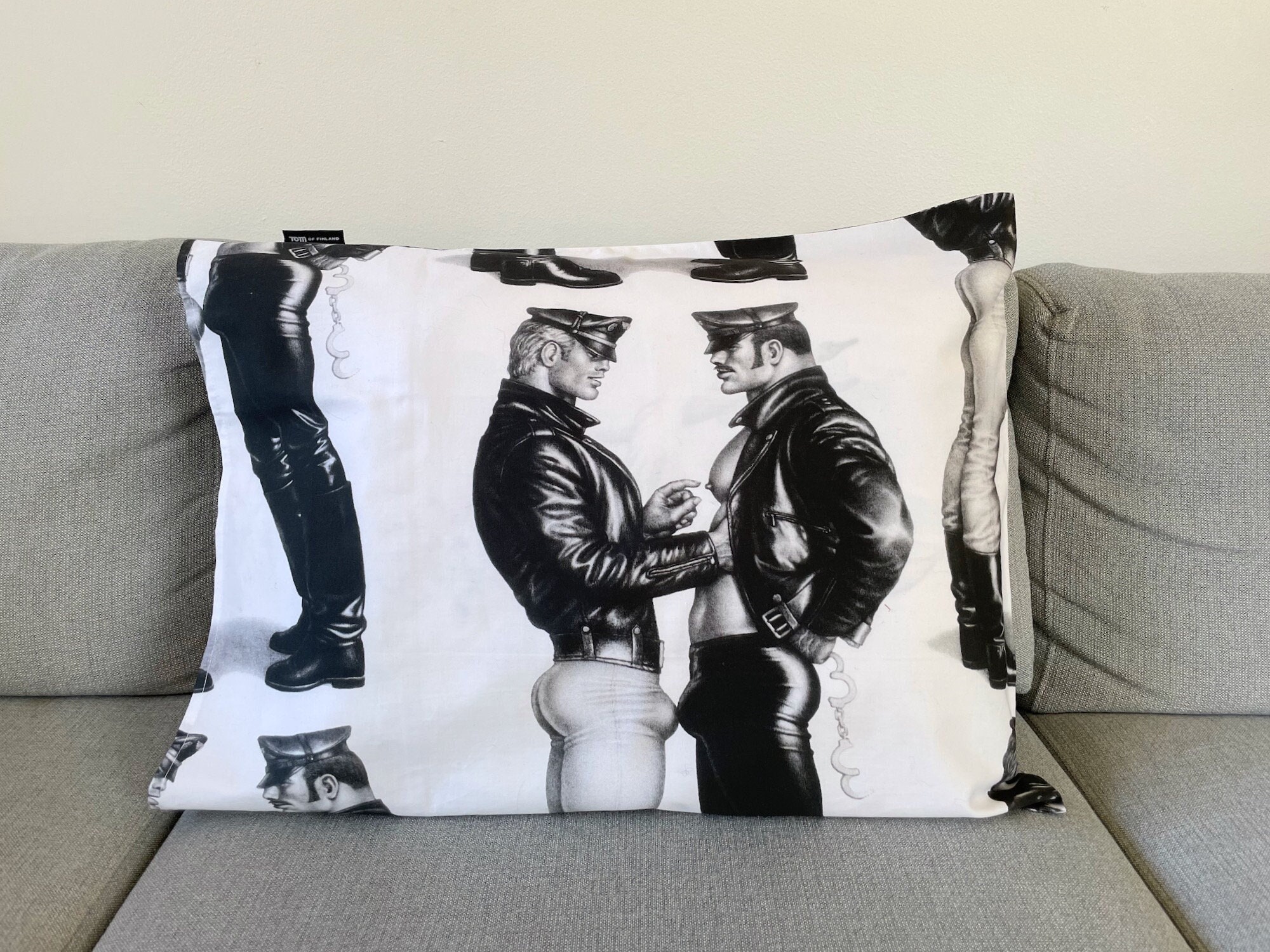 レア　tom of finland コラボ　クッションカバー il_fullxfull.3888004165_57vs.jpg