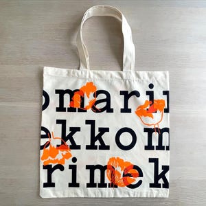 marimekko ロゴプリント トートバッグ Marimekko Logo Tote Bag: Black & White Organic Cotton With Orange