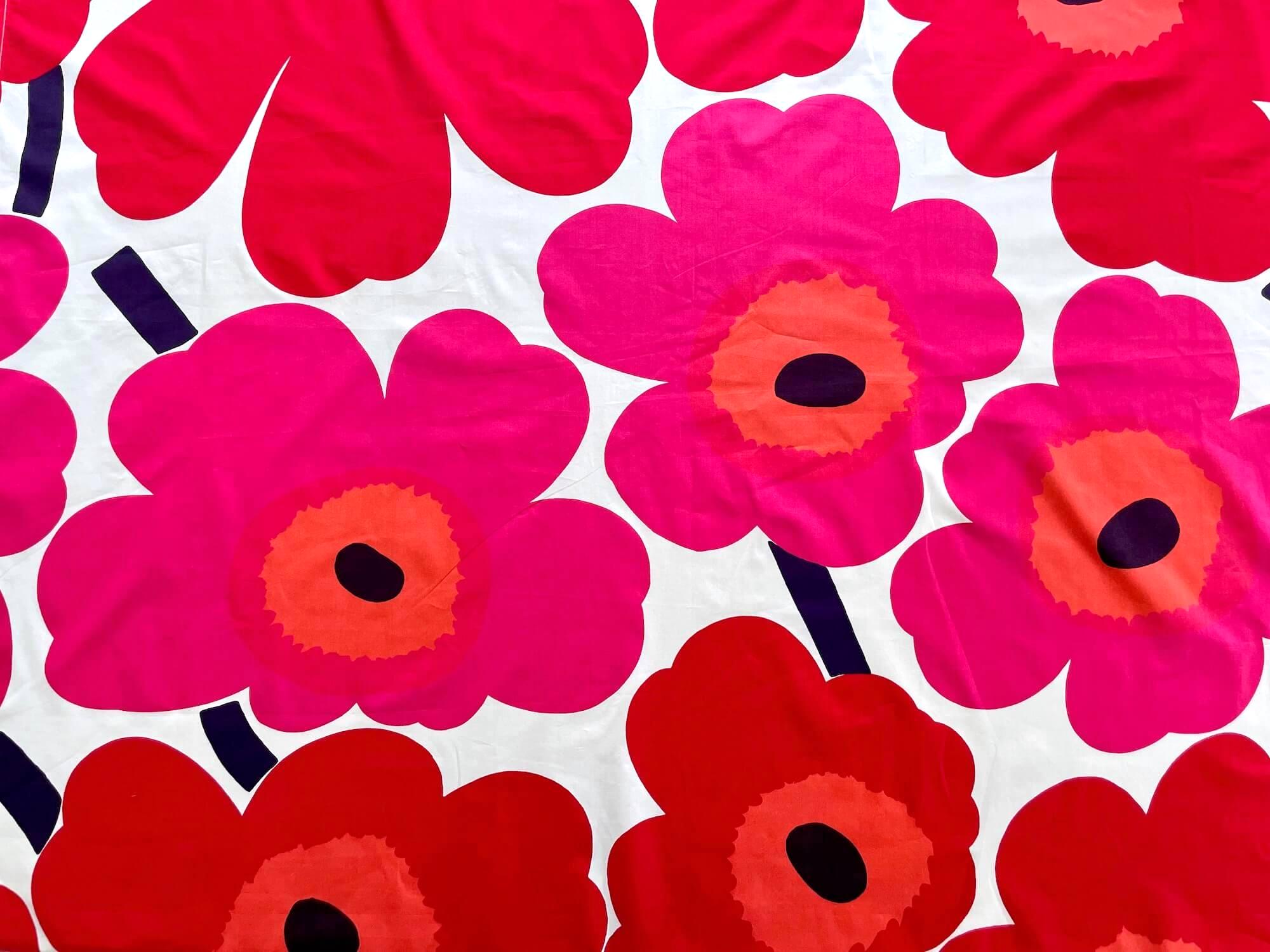 Marimekko Unikko テーブルクロス、赤とピンクのポピープリント
