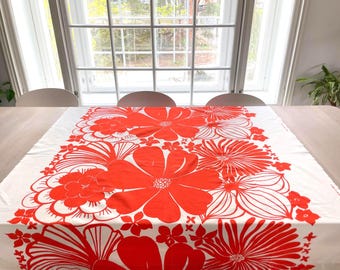 Marimekko Unikko テーブルクロス、赤とピンクのポピープリント