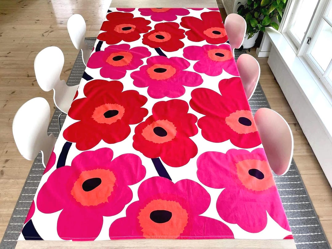 Marimekko Unikko テーブルクロス、赤とピンクのポピープリント
