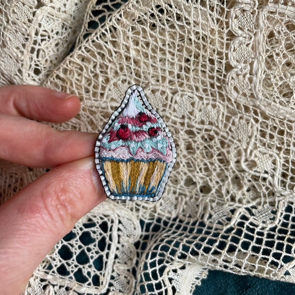 Petite broche brodée main