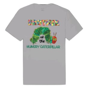 Puede incluir: Camiseta gris con un gr&aacute;fico colorido de "Hermano de la Oruga Hambrienta". La oruga es verde y tiene una cabeza roja con dos antenas.