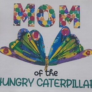 Puede incluir: Una mariposa colorida con alas hechas de c&iacute;rculos y un cuerpo verde. El texto "MOM of the HUNGRY CATERPILLAR" est&aacute; debajo de la mariposa.