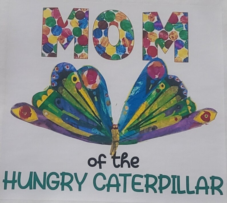 Puede incluir: Una mariposa colorida con alas hechas de c&iacute;rculos y un cuerpo verde. El texto "MOM of the HUNGRY CATERPILLAR" est&aacute; debajo de la mariposa.