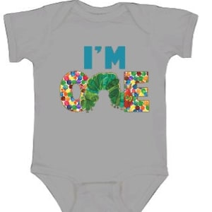 Puede incluir: Un body de beb&eacute; gris con las palabras "I'm One" en azul y verde. El n&uacute;mero uno est&aacute; formado por una oruga verde con puntos de colores.