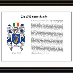 Könnte beinhalten: Ein gerahmtes Dokument mit einem Wappen und Text über die Geschichte der Familie O'Doherty. Das Wappen zeigt einen blauen Schild mit einer goldenen Harfe und einem grünen Kleeblatt. Der Text beschreibt die Ursprünge der Familie im County Donegal, Irland, und ihre Geschichte als prominente irische Familie.