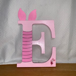 Letras de madera de Winnie the Pooh inspiradas en Disney personalizadas para decoración de pared (8 pulgadas de alto) PIGLET