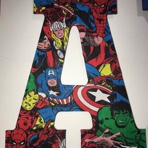 Letras gigantes de madera de MARVEL AVENGERS para decoración de pared de habitación de niños (13 pulgadas de alto)